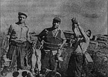 Romualdo Azor, entre otros, con unos conejos en las manos